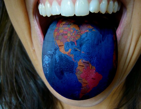 Professor Julio de Geografia possui língua geográfica